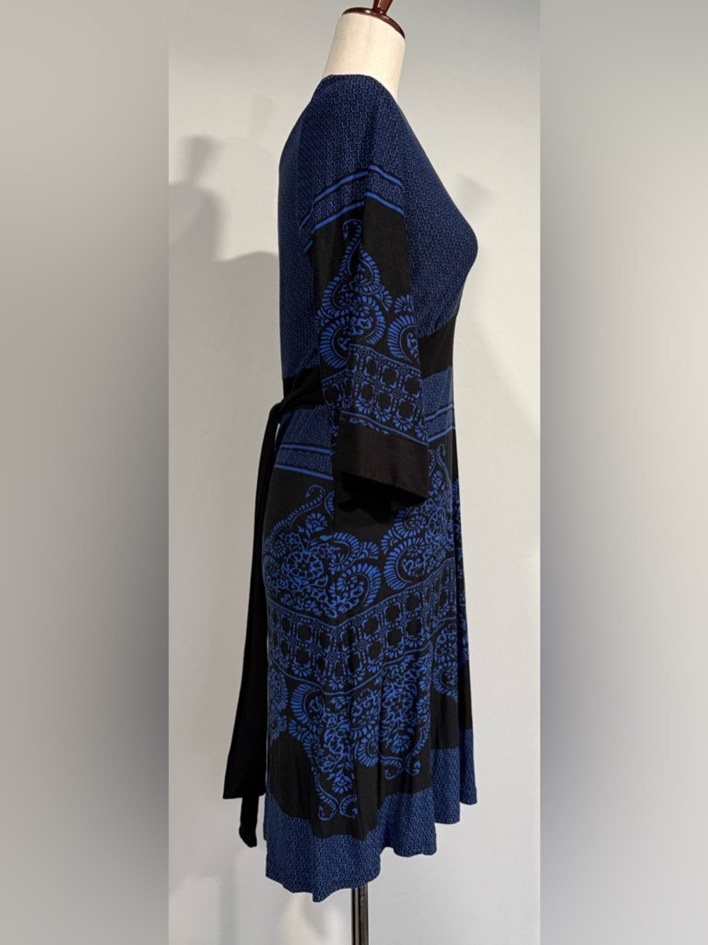 VENUS Black and Blue V‑Neck Print Dress - Picture 2 of 7